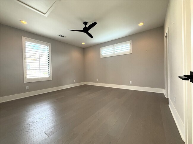 Building Photo - 1015 E 27th St