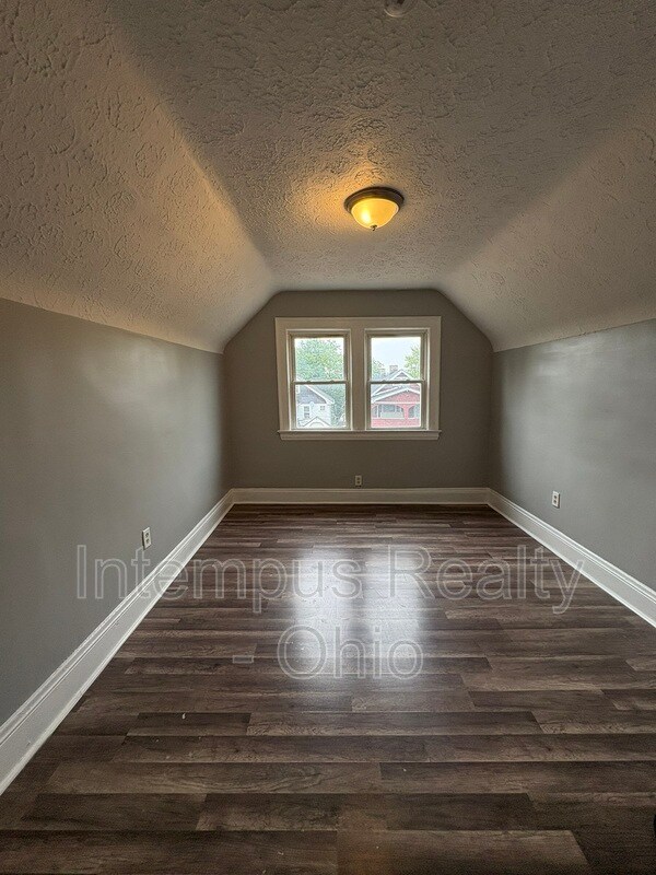 Building Photo - 942 Eddy Rd