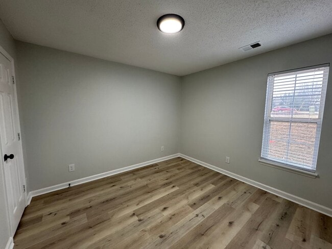 Building Photo - 3bed/2bath+Garage GSO!!