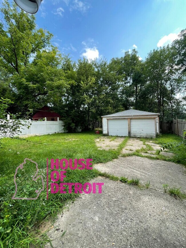 Building Photo - SUMMER SPECIAL~ 3 BEDROOM 1.5 BATH~ FREE P...