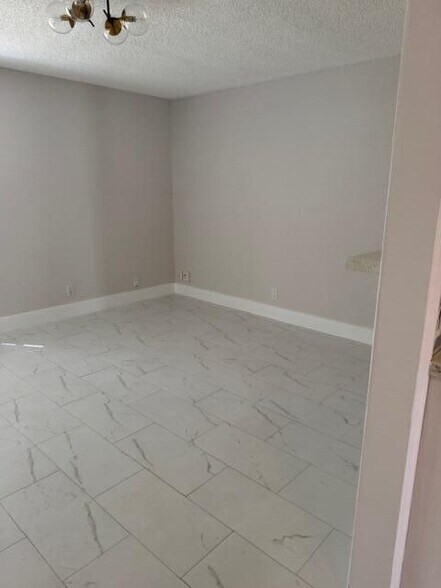 Building Photo - 9448 Saddlebrook Dr