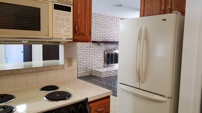 Building Photo - GREAT HOME ON QUIET STREET