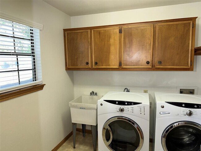 Building Photo - 1100 Crystal Creek Dr