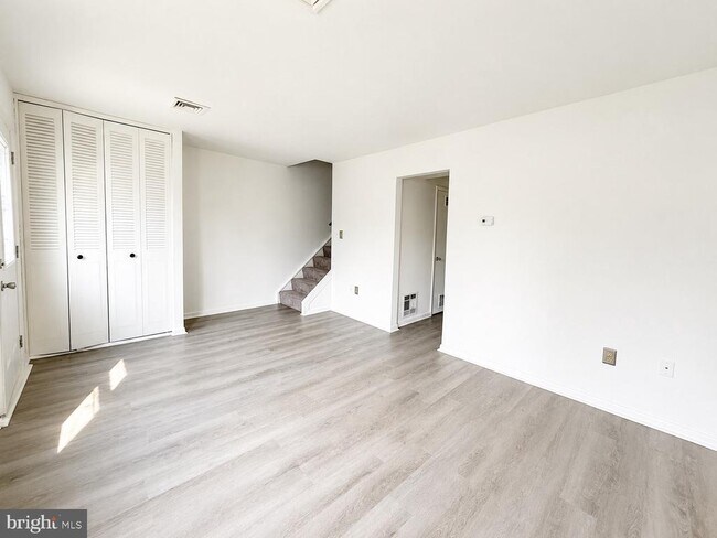 Building Photo - 302 Hills Dr