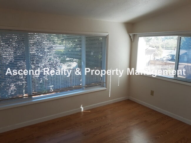 Building Photo - Updated 4 Bed on Cul de Sac Quick Access t...