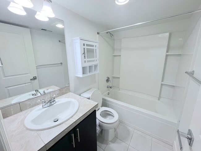 Building Photo - Spacious 4-Bedroom/3.5-Bathroom Townhome i...