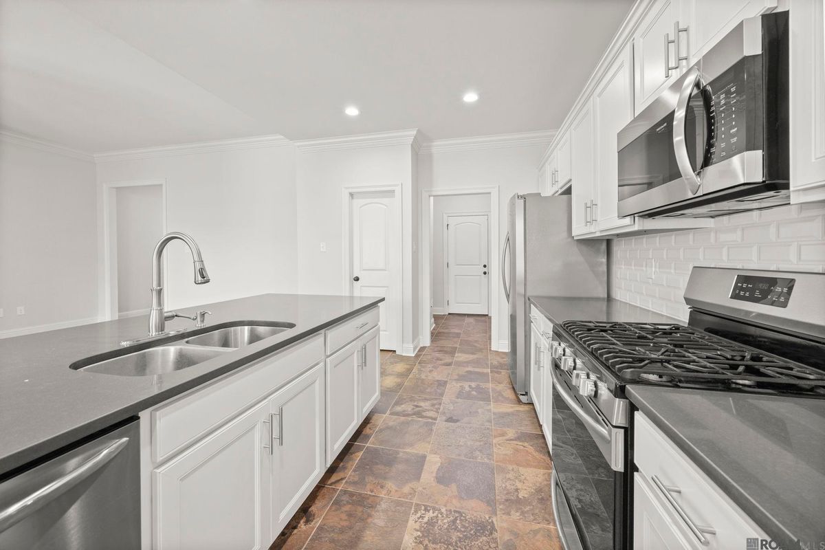 Building Photo - 471 Lake Breeze Dr
