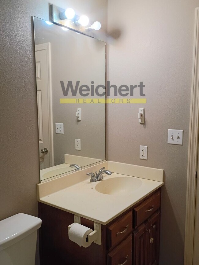 Building Photo - Comfortable 3BR/2BA with Garage & Fenced Backyard