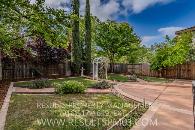 Building Photo - Spacious Lincoln 4 Bedroom 2.5 Bath w Club...