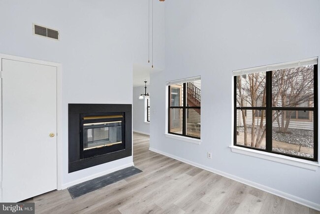 Building Photo - 13405 Shady Knoll Dr