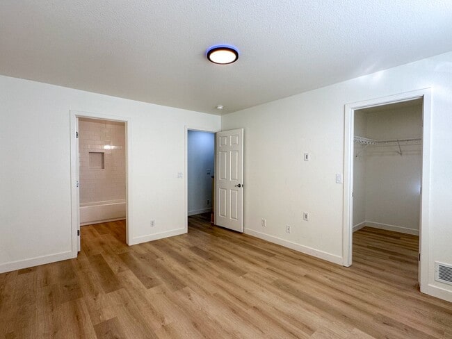 Building Photo - Move-in Incentive! TWO FREE WEEKS OF RENT