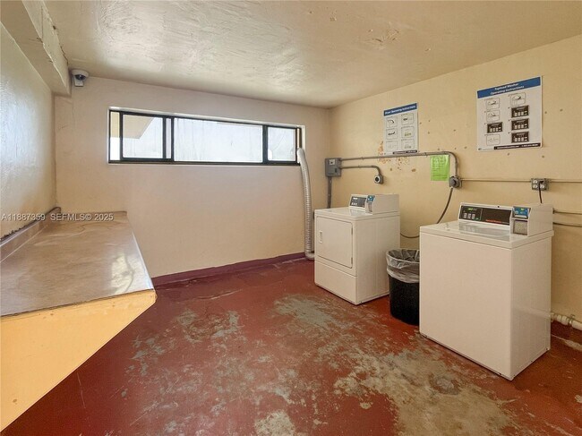 Building Photo - 650 NE 149th St