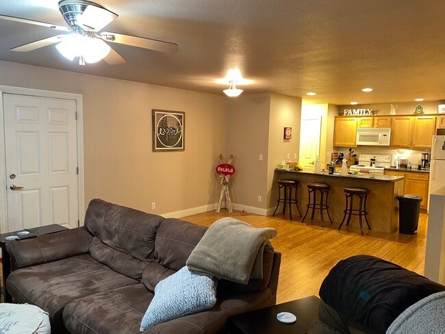Living room, dining area, and kitchen. - 109 Scenic Dr