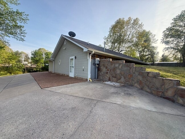 Building Photo - Spacious House in Draffenville