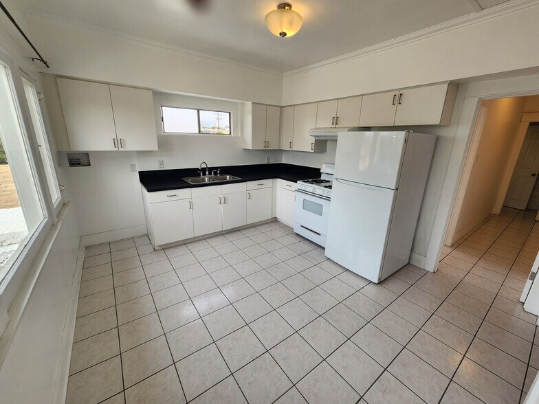 Building Photo - 820 N Edgemont St