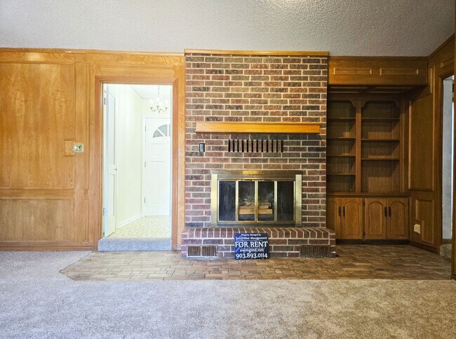 Building Photo - Brick 3/2/2 in Nice Denison Neighborhood O...