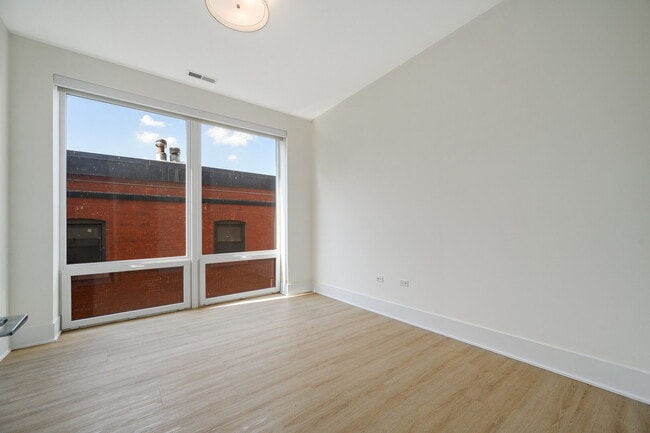 Building Photo - 159 W North Ave