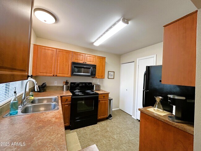 Building Photo - 10055 E Mountainview Lake Dr