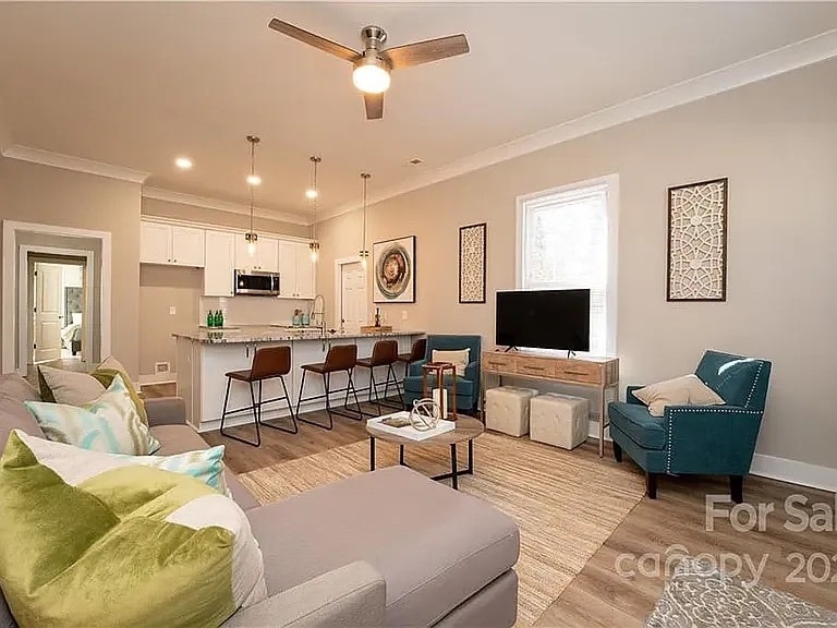 Building Photo - 301 S Cloudman St