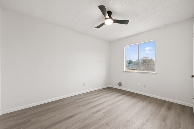 Building Photo - 7523 La Pl Dr