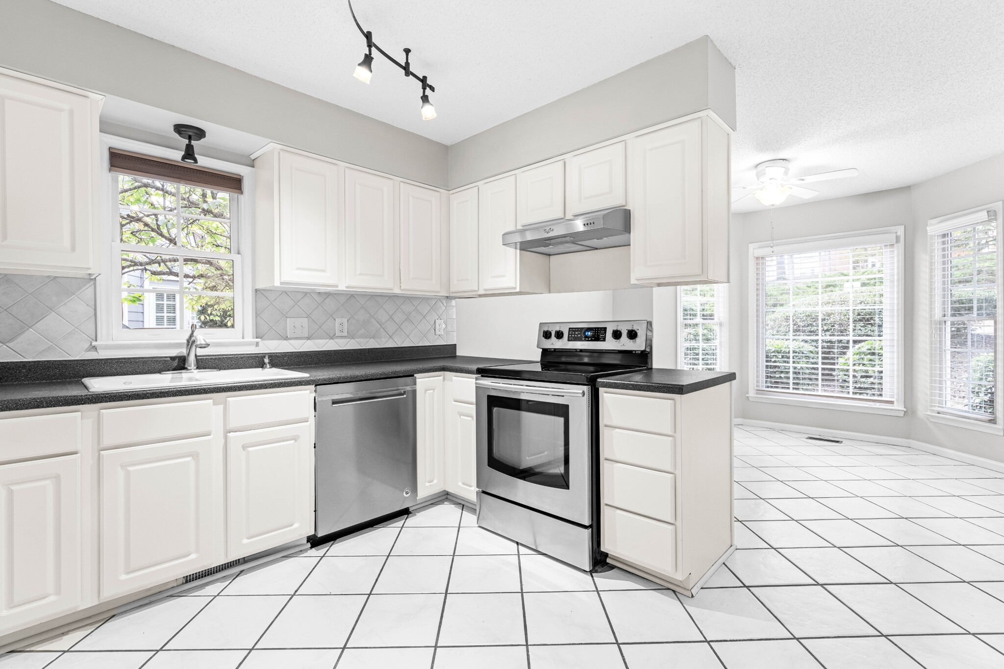 Building Photo - 6736 Queen Annes Dr