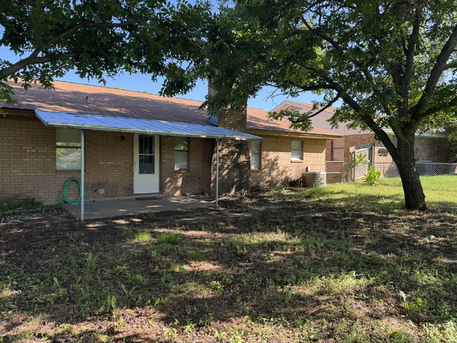 Building Photo - Excellent 3 bedroom 2 bath in great neighb...