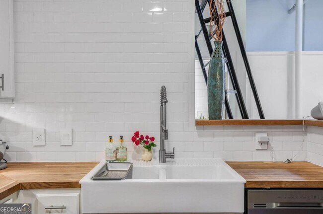 Building Photo - 174 Chester Ave SE