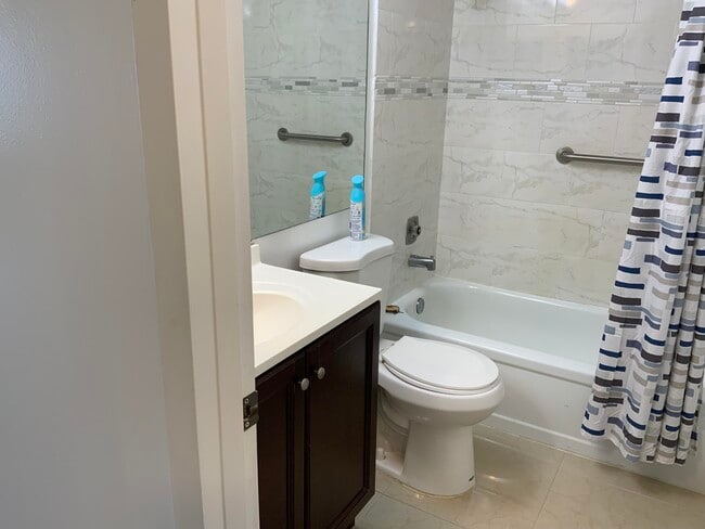 Building Photo - 223 Fanshaw F