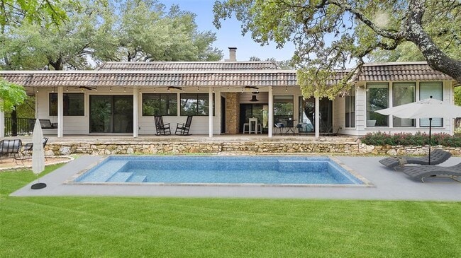 Building Photo - 113 Comet