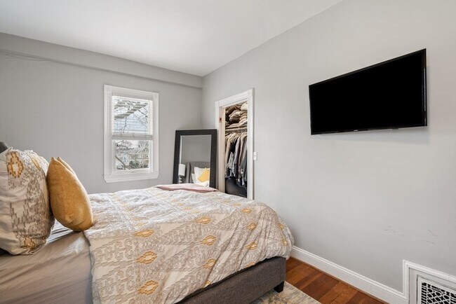 Building Photo - 176 Minot St