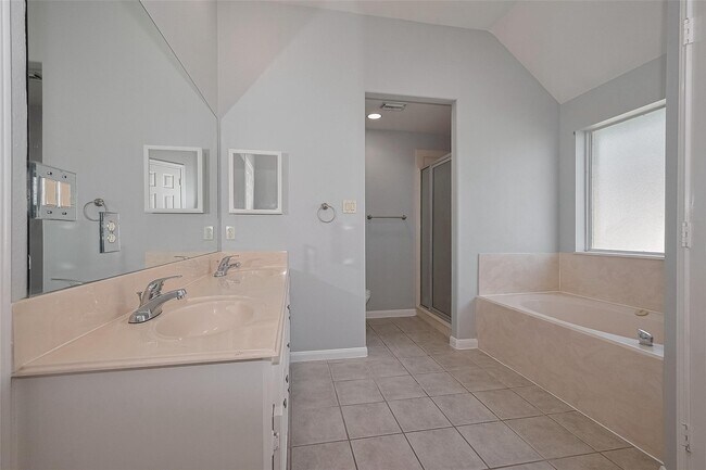 Building Photo - 9631 Highland Pointe Dr