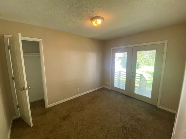 Building Photo - Three Bed, One Bath!