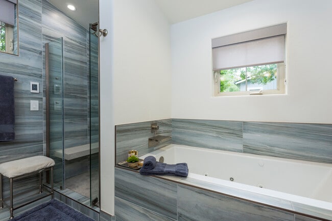 Building Photo - 405 Meadow Ct