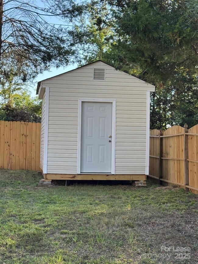 Building Photo - 4533 Cades Cove Dr