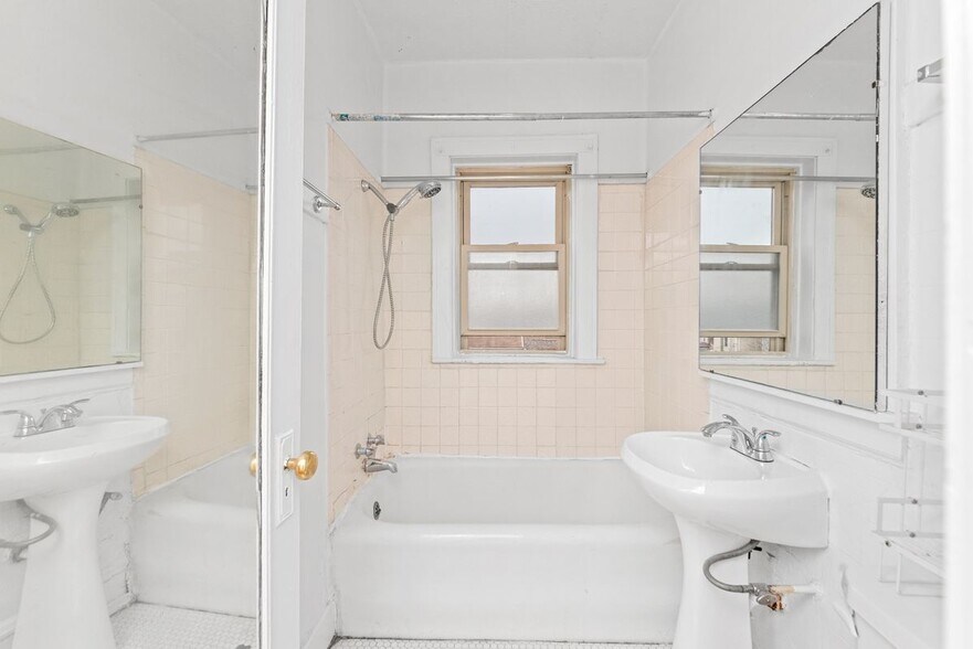 Building Photo - 2849 W Berteau Ave