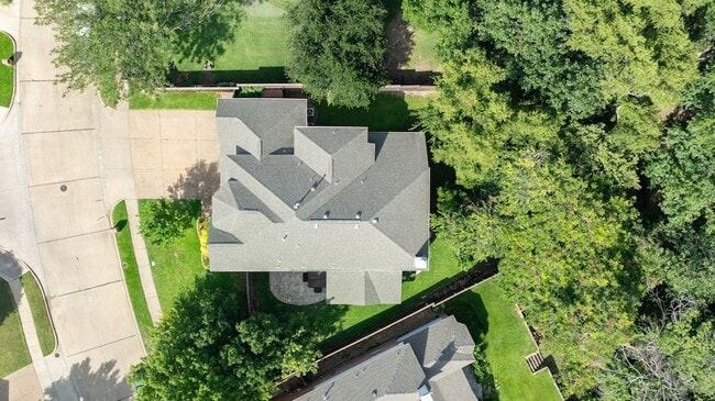 Building Photo - 812 Brookwater Dr