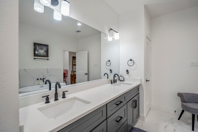 Building Photo - 6405 Highland Pine Ln
