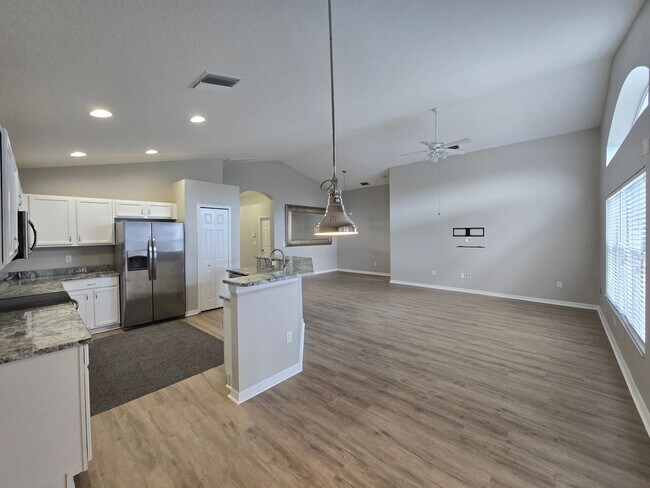 Building Photo - New Listing in Land O'Lakes