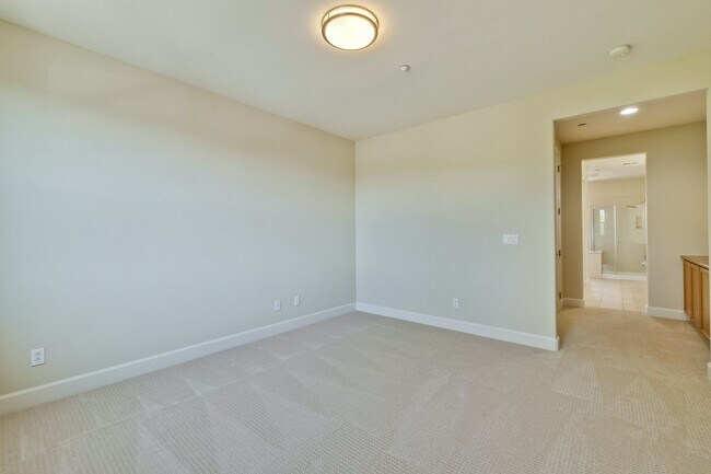 Building Photo - Excellent 4 Bed 2.5 Bath Town Home!