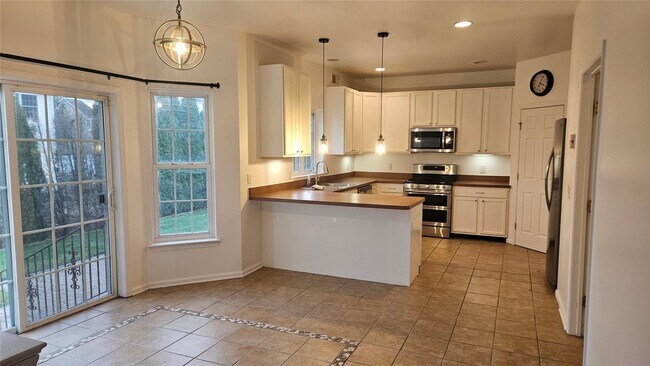 Building Photo - 2719 Colonial Dr