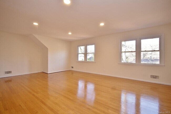 Building Photo - 3 Lakeview Ave