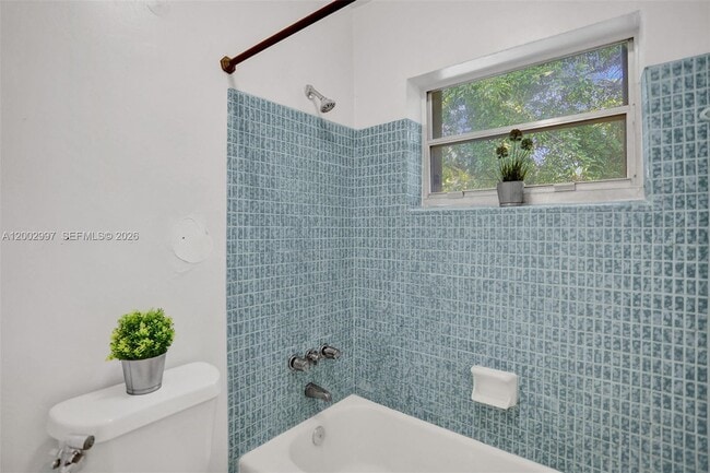 Building Photo - 1860 Venice Park Dr