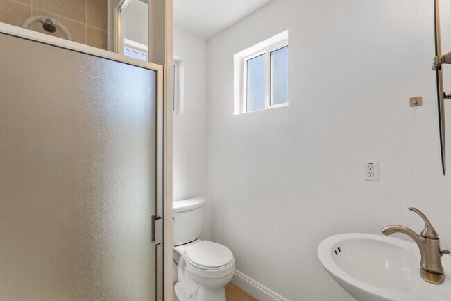 Building Photo - PRE LEASE TODAY!! Remodeled 2 bed, 2 bath unit in Midtown