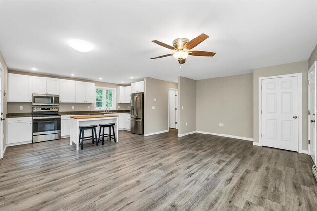 Building Photo - 4 Mill Pond Rd