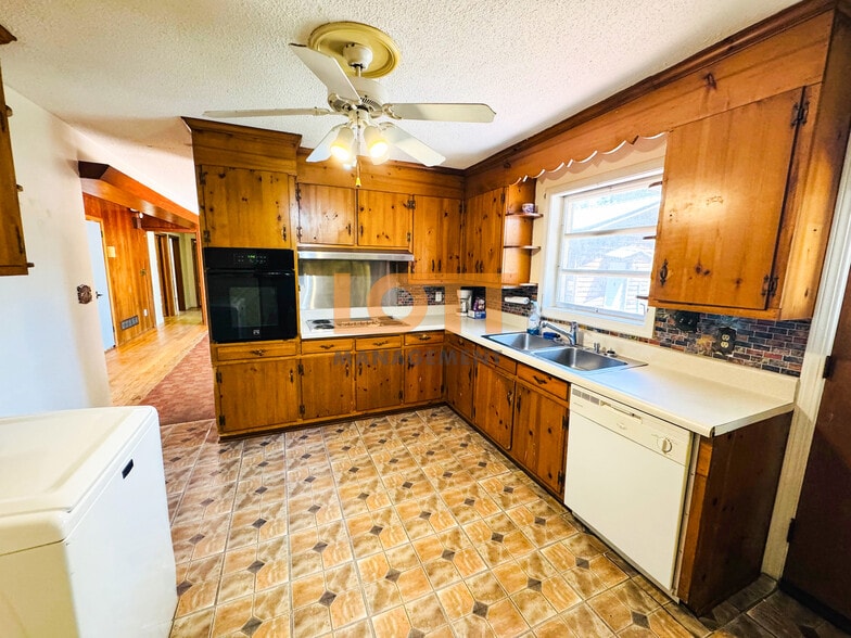 Building Photo - 214 Hunts Bridge Rd