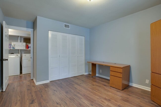 Building Photo - Townhome Close to MTSU