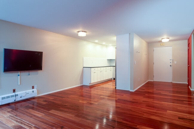 Building Photo - 1600 43rd Ave E