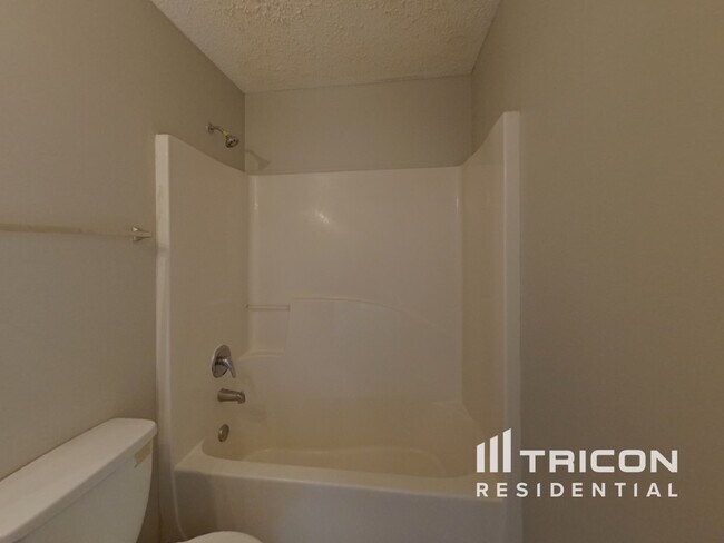 Building Photo - 1896 Roble Dr