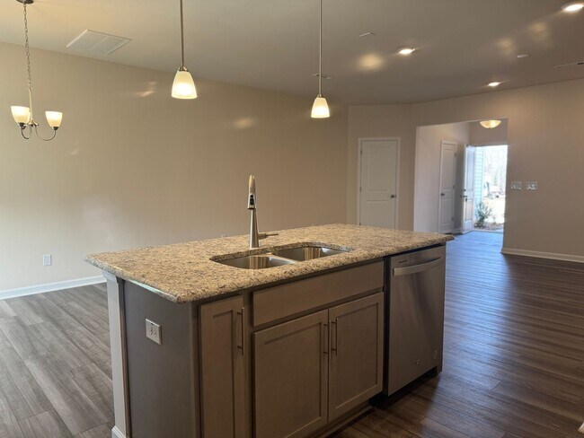 Building Photo - Stunning 3BR 2.5BA Townhome in Jamestown