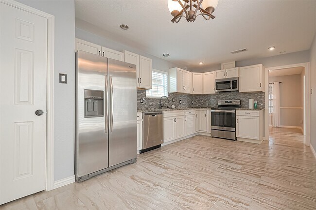 Building Photo - 13322 Pantano Dr